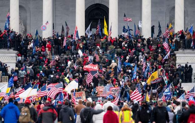 Asediu la Washington! Susținătorii lui Trump au luat cu asalt clădirea Capitolului. Confruntări violente între forțele de ordine și protestari/ Vicepreședintele Mike Pence a fost evacuat