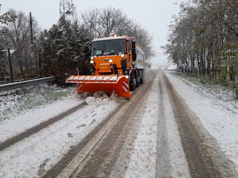 S-au redeschis toate drumurile din județul Constanța, însă se circulă în condiții de iarnă