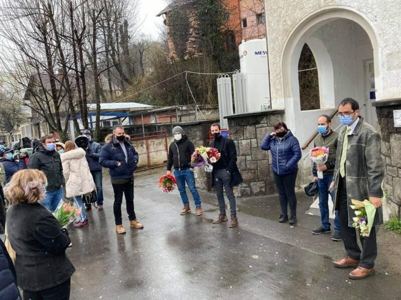 Andreea Moldovan a fost așteptată cu flori în fața Spitalului de Boli Infecțioase din Brașov