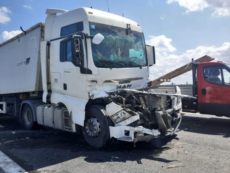 Accident rutier cu trei camioane implicate, pe Autostrada A4, pe sensul către Ovidiu. O victimă a fost transportată la spital