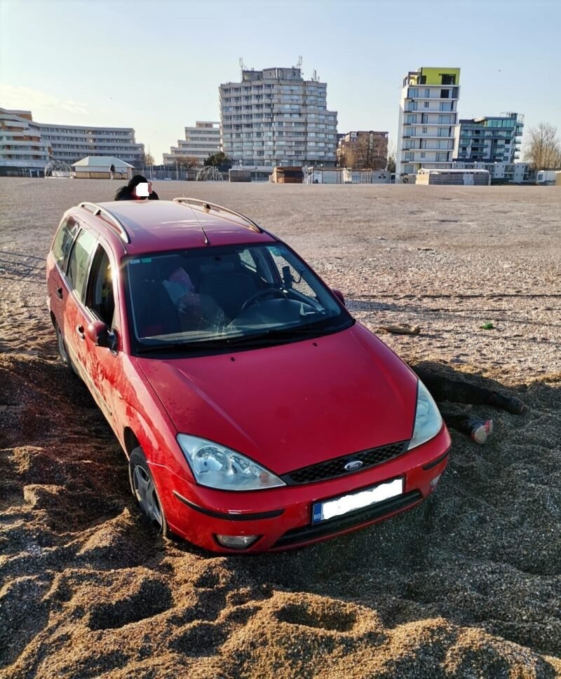 Amendă de 10.000 de lei pentru un șofer care a rămas blocat cu mașina pe plajă