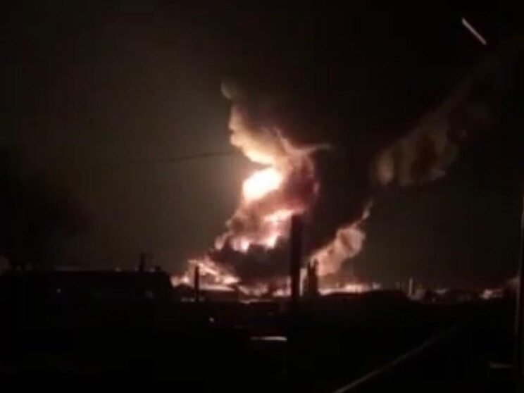 Un depozit de petrol din orașul Vasilkov a luat foc în urma bombardamentelor rusești