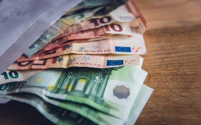 Inspector școlar din cadrul ISJ Constanța, acuzat că a luat 5.000 de euro mită