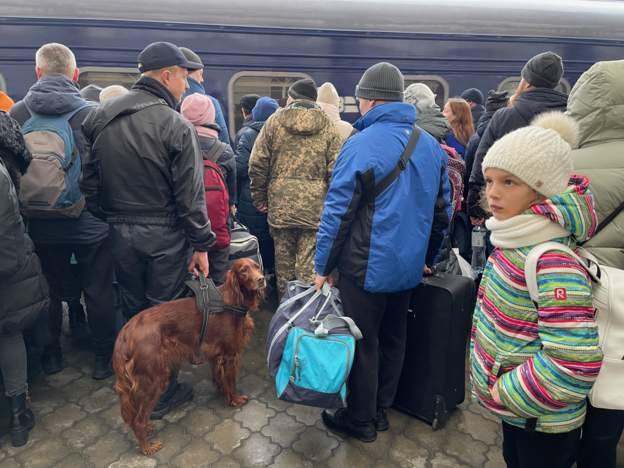 Oamenii se îngrămădesc în gara din Dnipro pentru a fugi din calea războiului din Ucraina