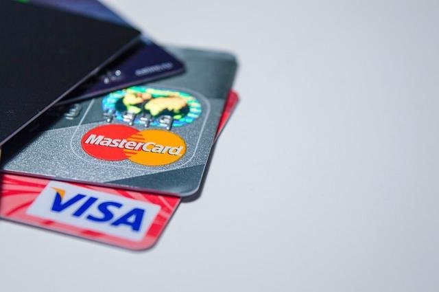 Visa şi Mastercard îşi suspendă operaţiunile în Rusia