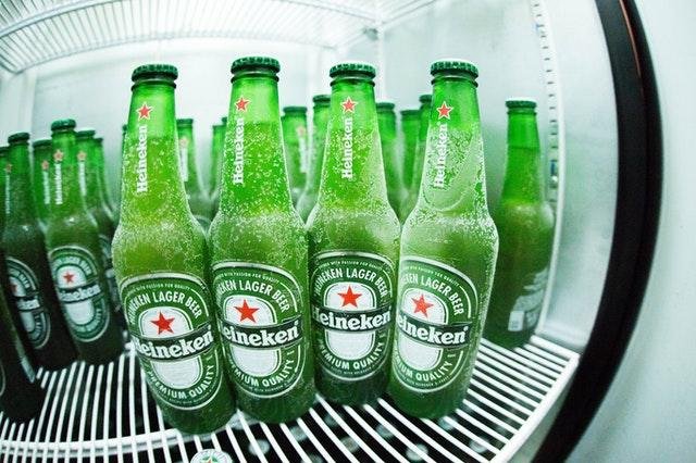 Heineken sistează vânzările şi producţia de bere în Rusia