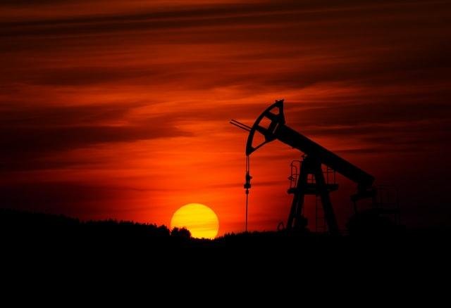 Prețul petrolului a scăzut cu 17% după ce Emiratele Arabe Unite şi Irakul au anunţat că vor susține creşterea producţiei