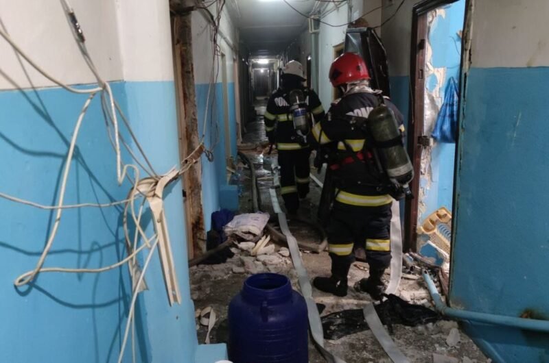 Explozie urmată de un incendiu la un bloc de pe strada Egretei din Constanța. Două victime au fost transportate la spital în stare gravă