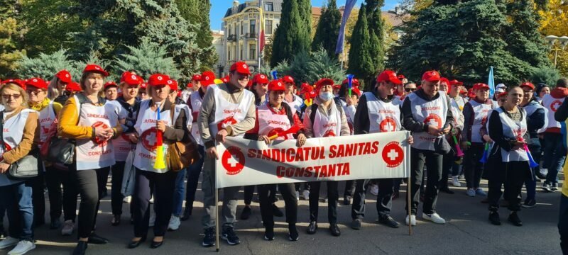 Protest Sanitas în fața Prefecturii: Angajații din sănătate sunt numulțumiti de nivelul de trai