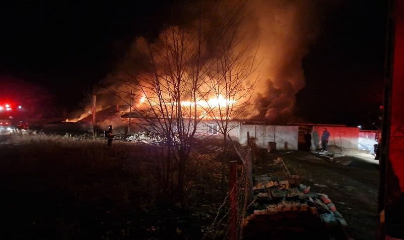 Incendiu în localitatea Siliștea: Pompierii intervin cu mai multe autospeciale