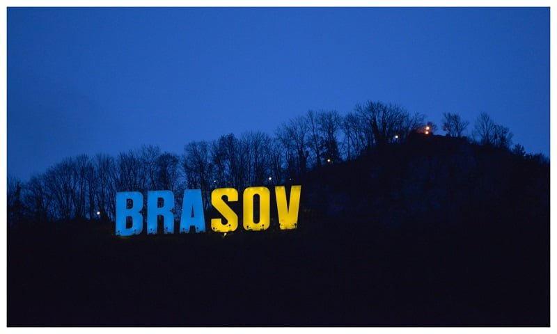 Brașov. Literele de pe Tâmpa iluminate în culorile Ucrainei, în semn de solidaritate, la un an de la invazia rusă