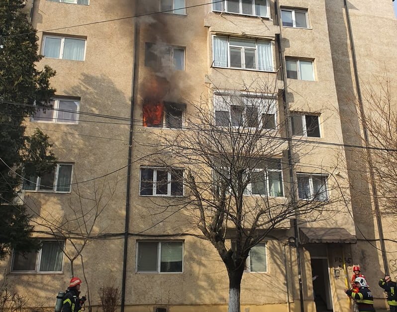 Incendiu într-un apartament din Constanța / Au fost evacuate 10 persoane și un animal din bloc