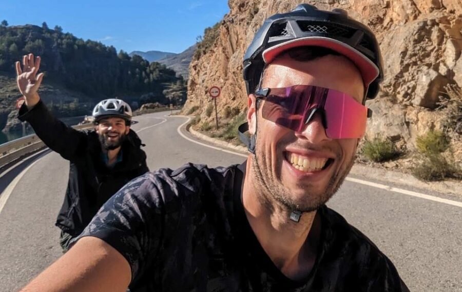 Povestea lui Chris și Victor, doi tineri din Franța care au renunțat la joburile și viețile de corporatiști și au plecat pe biciclete în jurul lumii/ Cum și de ce vor ajunge în Constanța la finalul acestei luni