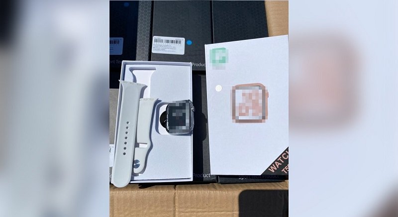 Ceasuri inteligente contrafăcute descoperite de polițiști într-un container sosit din China