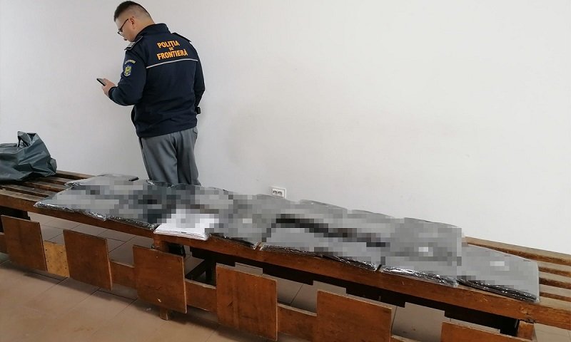 Bunuri susceptibile a fi contrafăcute în valoare de 8.500 lei descoperite de polițiștii de frontieră într-un autocar care venea din Turcia
