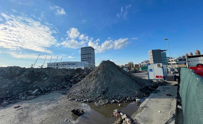 Amendă de 60.000 lei pentru depozitarea ilegală a deșeurilor în parcarea din zona Poarta 1 Port, la doar câtiva metri de faleza Cazinoului