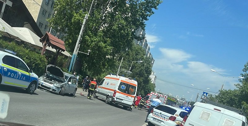 Accident rutier pe bulevardul Tomis: O femeie a rămas încarcerată / Trei persoane au ajuns la spital