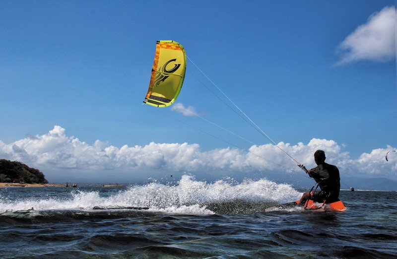 O persoană care practica sportul kite, în pericol de înec în Vama Veche