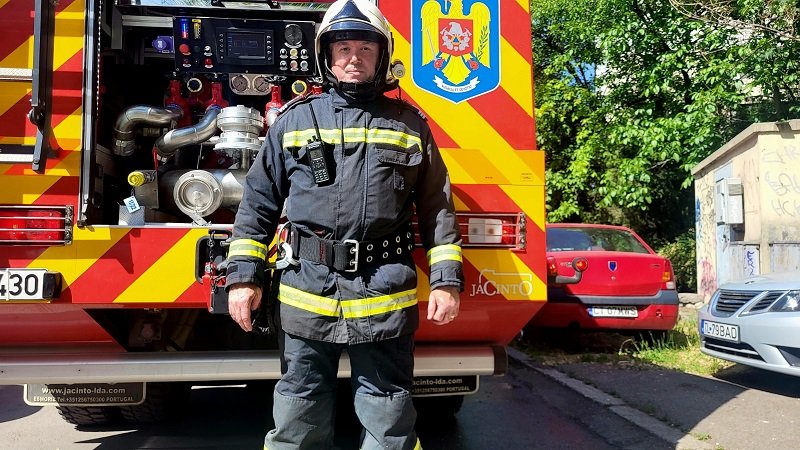 Aproximativ 4 ore, 30 pompieri militari au luptat cu flăcările pentru lichidarea unui incendiu de vegetație uscată, la Poarta Albă