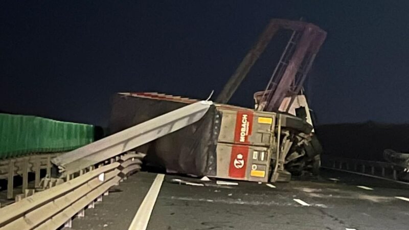 Accident pe Autostrada A2: un autocamion a rupt panoul electronic de informare și s-a răsturnat