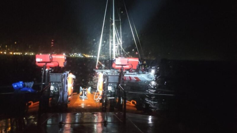 Misiune dificilă a ARSVOM pentru salvarea unui velier cu cinci persoane la bord, care se afla în pericol de scufundare