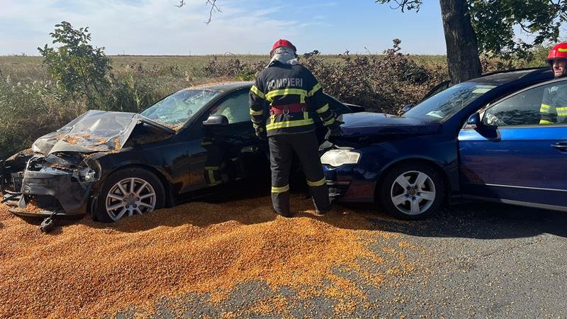 (FOTO) Accident în județul Tulcea. Două mașini și o autoutilitară încărcată cu porumb s-au ciocnit