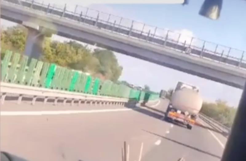(VIDEO) Un ucrainean mort de beat conducea haotic o cisternă pe A2, spre Constanța
