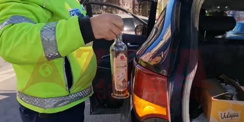Femeie lovită chiar pe trecerea de pietoni din Tomis 3 de un şofer ucrainean băut. Poliţiştii au găsit în maşină o sticlă de băutură