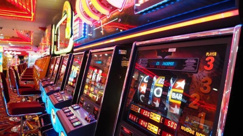 Guvernul a aprobat ordonanța de urgență care reglementează industria pariurilor și a păcănelelor: taxe mai mari, spațiu de publicitate mai mic și fără alcool în sălile de jocuri