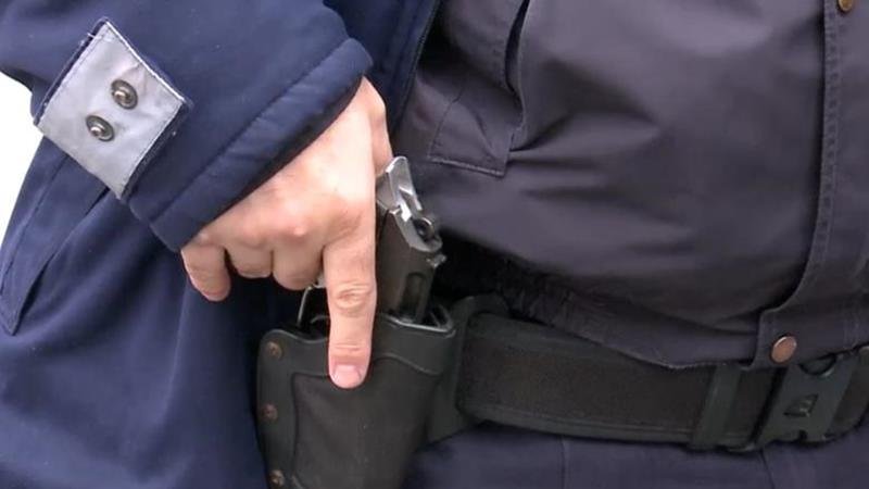 JUDEȚUL CONSTANȚA. Bărbat reținut după ce a smuls din toc arma unui polițist, în timpul unei intervenții