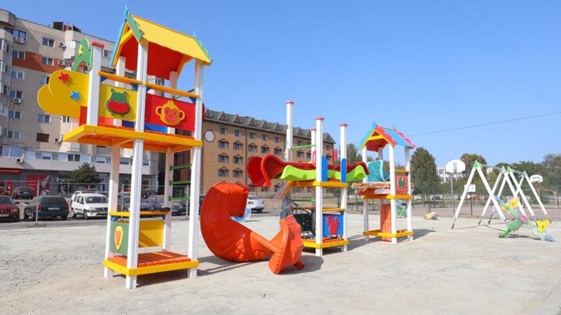 Zece locuri de joacă pentru copii sunt în curs de reamenajare, în Constanța
