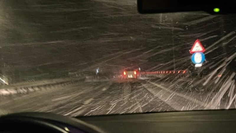 (FOTO) ATENȚIE, ȘOFERI! Viscol pe Autostrada Soarelui: vizibilitatea este redusă