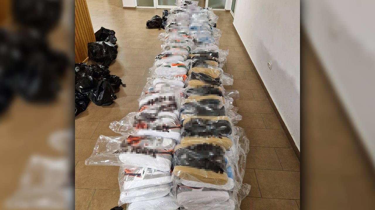 Îmbrăcăminte și încălțăminte contrafăcute, confiscate de polițiștii de frontieră, la Vama Veche