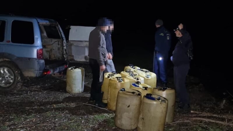 (FOTO) Cetățeni români descoperiți de polițiștii de frontieră în timp ce transportau 1.700 litri de motorină