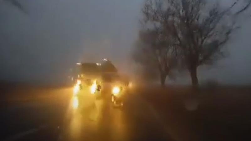 (VIDEO) Doi soți din Tulcea și-au văzut moartea cu ochii după ce o dubă a intrat pe contrasens pentru a depăși un TIR