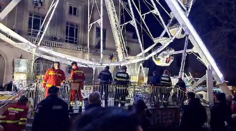 (VIDEO) CONSTANȚA. Mai multe persoane au rămas blocate în roata panoramică de la Târgul de Crăciun: intervin pompierii