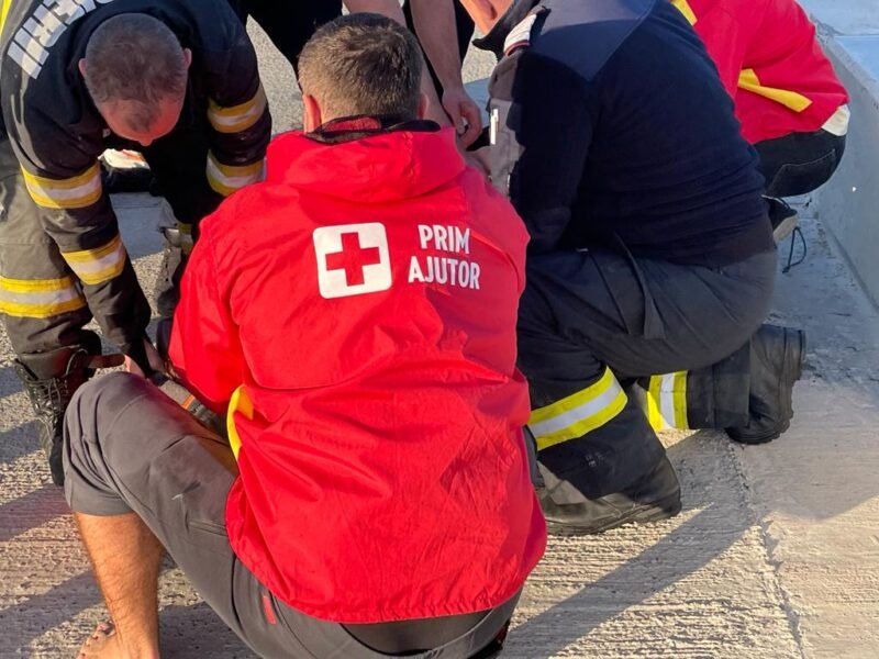 CONSTANŢA. Bărbat salvat de salvamari după ce s-a aruncat în mare. “Salvamarul Vlad Făluţă a intervenit fără ezitare şi cu mult curaj”