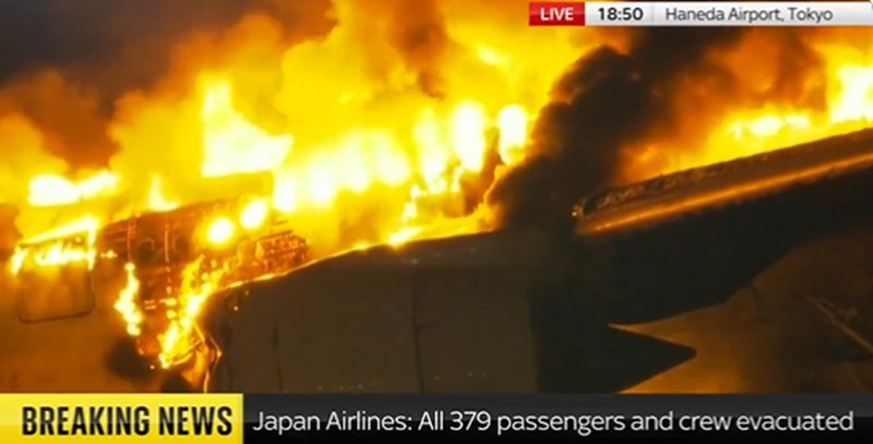 UPDATE. Avion în flăcări pe pista aeroportului din Tokyo, după ce s-a ciocnit de altă aeronavă. Sute de pasageri au fost evacuaţi – VIDEO