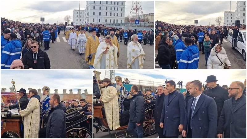 (FOTO) Mii de credincioși au plecat în procesiunea de Bobotează spre Portul Tomis – la eveniment este prezent și George Simion