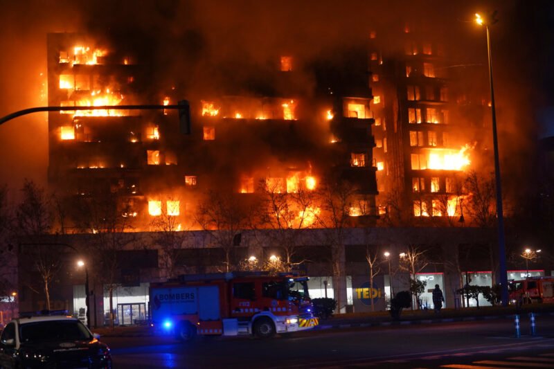 Incendiul devastator din Valencia: două românce, care locuiau în blocul distrus de flăcări, sunt de negăsit. 10 persoane au murit