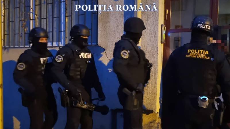 (VIDEO) Percheziții în Constanța și Poarta Albă la un bărbat care ar fi spart șase locuințe și ar fi furat bunuri în valoare totală de aproximativ 20.000 de lei