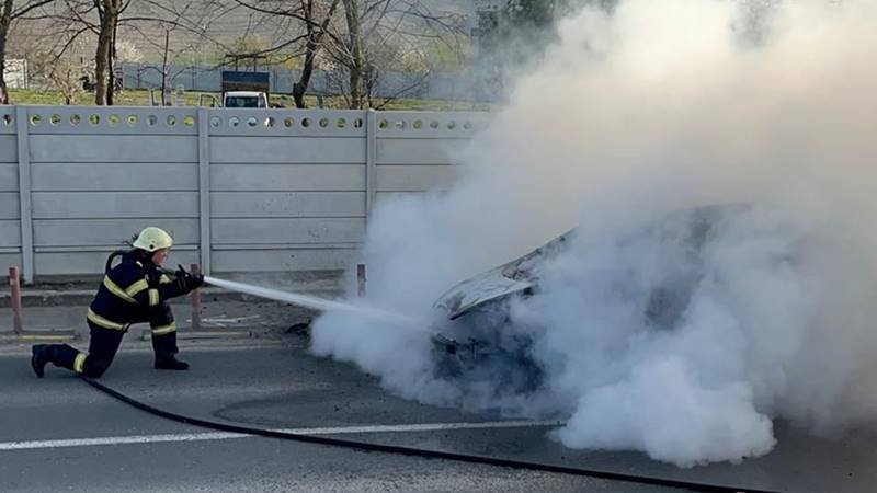 Atenție! Lucruri pe care NU trebuie să le ții în mașină vara – pot exploda sau declanșa incendii!