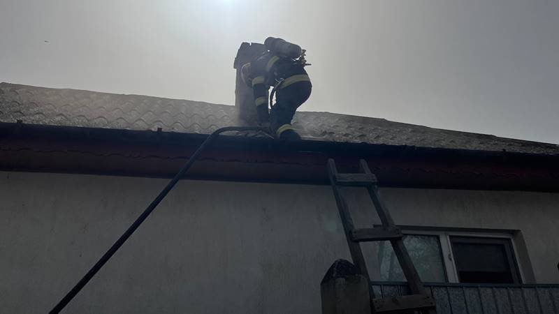 (FOTO/VIDEO) Incendiu la o locuință din municipiul Tulcea: pompierii intervin de urgență