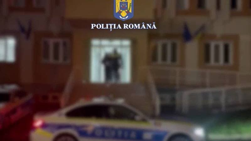 (VIDEO) Urmărire în trafic pe străzile din județul Constanța: un șofer fără permis nu a oprit la semnalele polițiștilor și s-a răsturnat cu mașina – a fost reținut