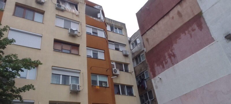 Explozie într-un bloc din Tulcea după ce o cratiţă a fost uitată pe foc