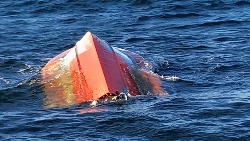 Ambarcațiunea găsită răsturnată în largul Mării Negre, cercetată de MApN: „Posibil vehicul marin fără pilot”