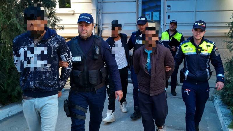 JUDEȚUL CONSTANȚA. Patru bărbați au fost arestați preventiv după ce au pătruns în casa a două persoane pe care le-au bătut și înjunghiat