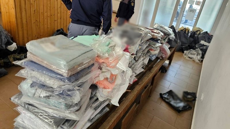 (FOTO) Articole vestimentare și parfumuri contrafăcute, în valoare de 100.000 lei, confiscate de polițiștii de frontieră la Vama Veche