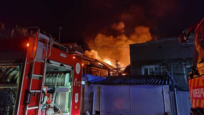 (FOTO/VIDEO) Incendiu violent la o casă din municipiul Tulcea