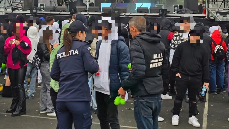 Polițiștii constănțeni, alături de tineri la festivalul de muzică din Costinești